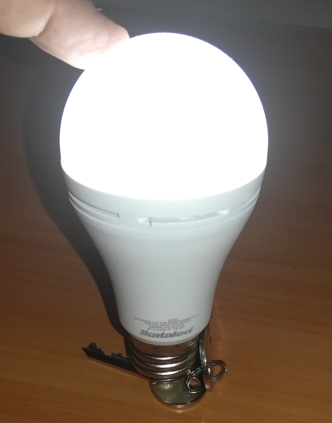 BOMBILLO BULBO LED DE EMERGENCIA 7W E27 TIEMPO DE RESPALDO 4 HORAS RECARGABLE BOMBILLO BULBO LED DE EMERGENCIA 7W E27 TIEMPO DE RESPALDO 4 HORAS RECARGABLE